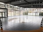 Attraktive Gewerbeimmobilie mit Ausstellungsfläche, Lager + Büro + Halle/Werkstatt - Titelbild