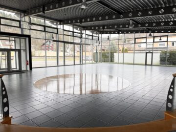 Attraktive Gewerbeimmobilie mit Ausstellungsfläche, Lager + Büro + Halle/Werkstatt, 78727 Oberndorf am Neckar, Industriehalle